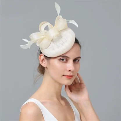 Stylish Feathered Fascinator with Clip - Image 7